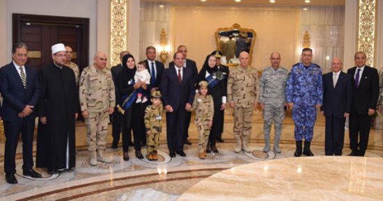 والد الشهيد جندى محمود أحمد للسيسى: "معاك إيد تبنى وإيد تحارب"