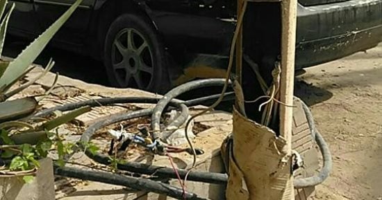 قارئ يحذر من وجود كابلات عارية بأعمدة الكهرباء فى شوارع الحى الثامن بالمقطم