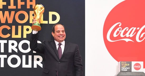 فيديو..الرئيس السيسى يحمل كأس العالم فى الندوة التثقيفية للقوات المسلحة 