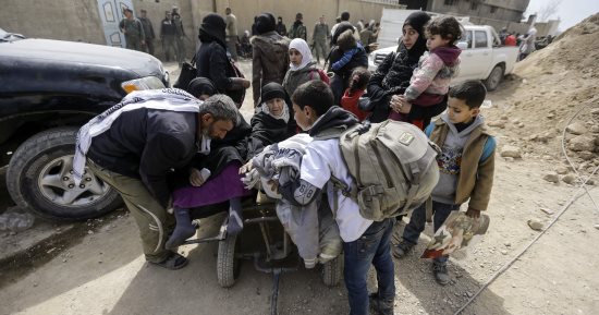 صور.. الصليب الأحمر يوزع مساعدات على أهالى الغوطة الشرقية بسوريا
