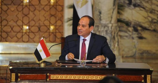 الرئيس السيسي يصل مطار القاهرة لاستقبال عمر البشير