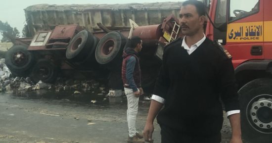 قارئ يشارك بصور لحادث تصادم بين سيارة نقل وميكروباص على طريق الساحل الشمالى 
