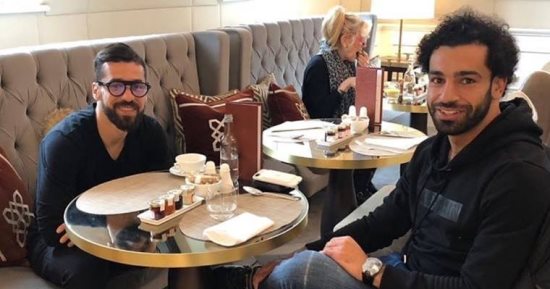 محمد صلاح ينشر صورته مع عبد الله السعيد فى إنجلترا
