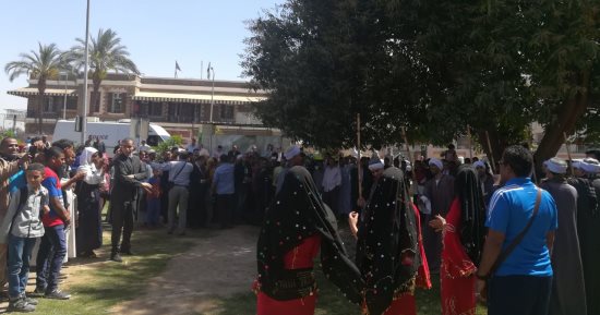 صور.. فرقة سوهاج تجذب طلاب مدرسة وادى الملكات بختام الأقصر 