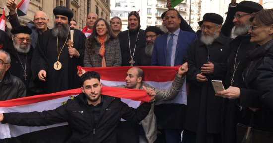 صور.. أسقف مصر فى باريس وأبناء الجالية يدلون بأصواتهم فى الانتخابات