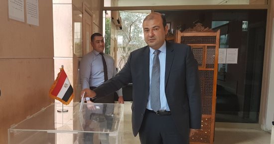 خالد حنفى يدلى بصوته فى الانتخابات الرئاسية بسفارة مصر ببيروت