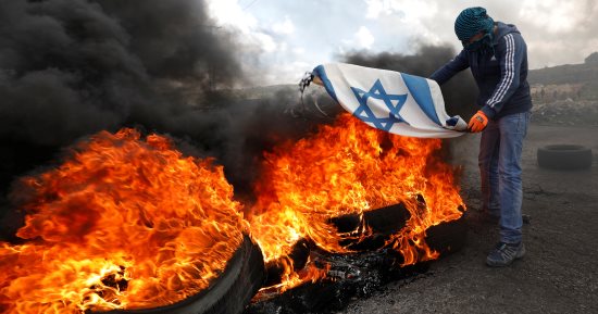 صور.. إصابة العديد من الفلسطينيين فى مواجهات مع الاحتلال الإسرائيلى