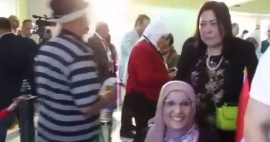 فيديو.. قنصل مصر فى الكويت تساعد سيدة قعيدة للإدلاء بصوتها فى الانتخابات