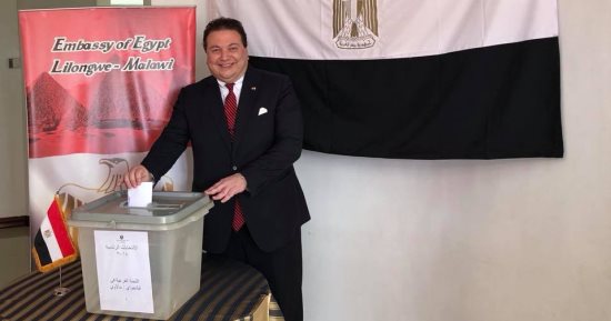 صور.. سفير مصر فى مالاوى يدلى بصوته فى الانتخابات الرئاسية