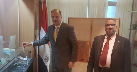 شاهد.. إدلاء سفير مصر بكوريا الجنوبية بصوته فى انتخابات الرئاسة