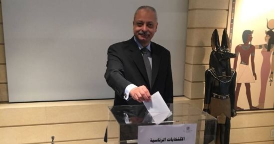سفير مصر باليابان يدلى بصوته فى انتخابات الرئاسة.. ويؤكد: توافد أعداد كبيرة 