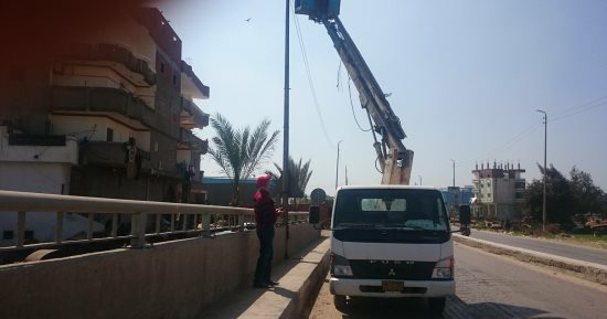 حملة لصيانة أعمدة الإنارة بكوبرى المدير ومزلقان السكة الحديد بدسوق