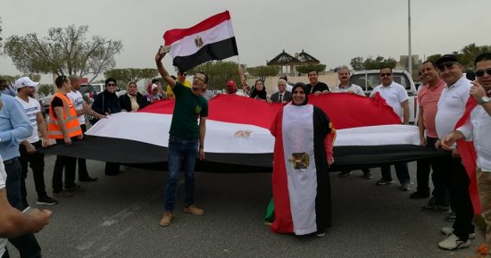 فيديو.. المصريون فى الكويت: "الصحافة فين.. السيسى حبيبنا أهو"