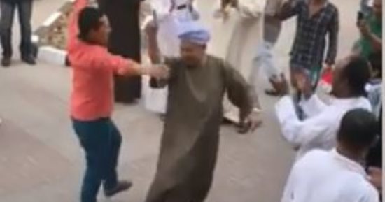 فيديو.. رقص بالطبل البلدى للمصريين فى الدوحة خلال التصويت بانتخابات الرئاسة