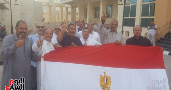 فيديو..مصريون برسالة للإخوان بعد تصويتهم بالانتخابات: مش جايين نأخد زيت وسكر