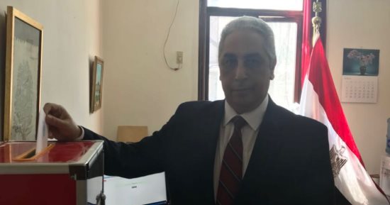 صور.. أسامة المجدوب سفير مصر لدى الصين يدلى بصوته فى انتخابات الرئاسة