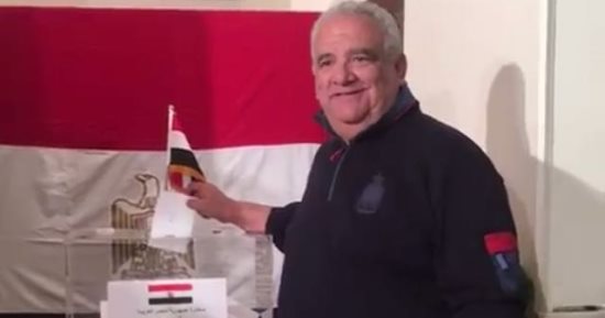 رئيس وزراء الظل يدلى بصوته فى سفارة مصر باليونان ويعلن تأييده للسيسي