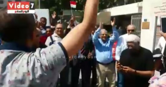 فيديو.. مصريون بالخارج يهتفون: "اصح يا مصرى وقوم من النوم النهاردة أحلى يوم"