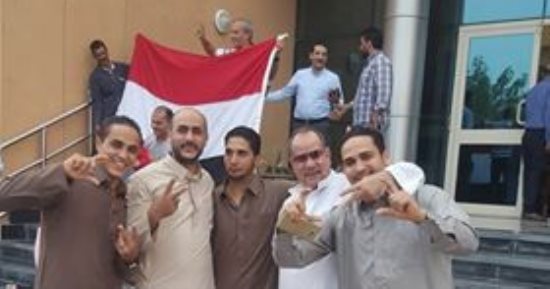 صور.. المصريون فى قطر يحتفلون بالمشاركة فى الانتخابات بعلامة النصر 