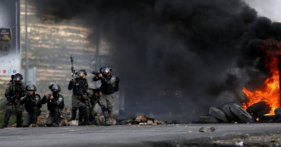 إصابة فلسطينيين اثنين برصاص الاحتلال الإسرائيلى فى قطاع غزة