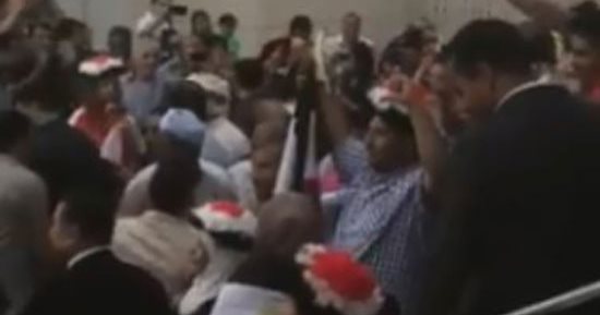 فيديو.. المصريون يهتفون "تحيا مصر" بالدوحة خلال التصويت فى انتخابات الرئاسة