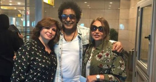 ليلى علوى تنشر صورة لها من مطار القاهرة بصحبة محمد منير وإلهام شاهين