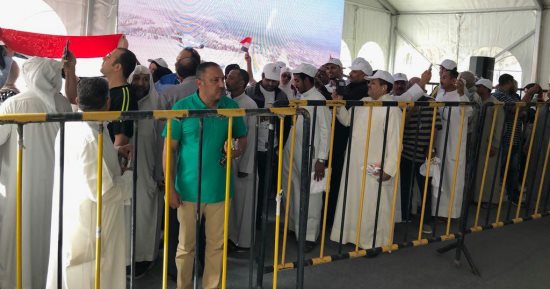 جموع الناخبين يحتشدون أمام سفارة مصر بالكويت على أنغام نشيد "قالوا ايه"