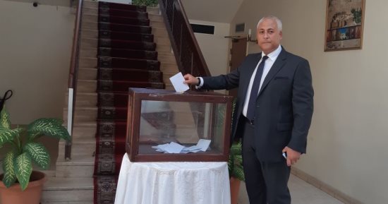 صور.. السفير المصرى بمسقط يدلى بصوته فى الانتخابات الرئاسية 