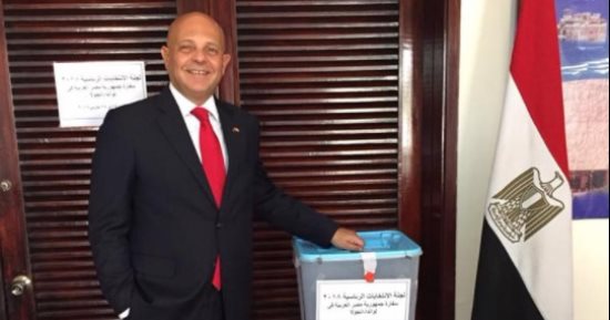 سفير مصر فى أنجولا وحرمه يدليان بصوتيهما فى الانتخابات الرئاسية