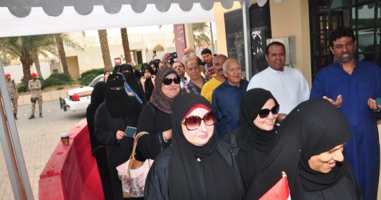صور.. احتشاد الناخبين أمام قنصلية مصر بالرياض للتصويت بالانتخابات الرئاسة