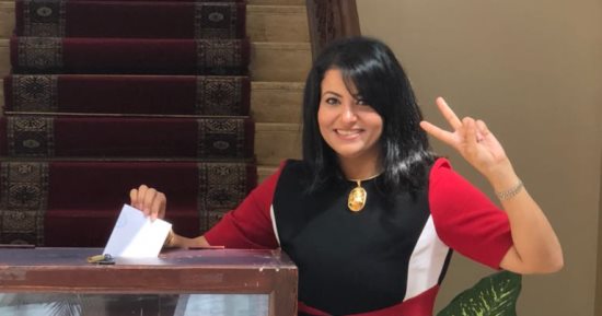 نائبة سفير مصر فى مسقط تتزين بالعلم المصرى أثناء التصويت بانتخابات الرئاسة