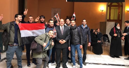 صور.. توافد الأسر المصرية فى روما على سفارتهم للمشاركة بانتخابات الرئاسة