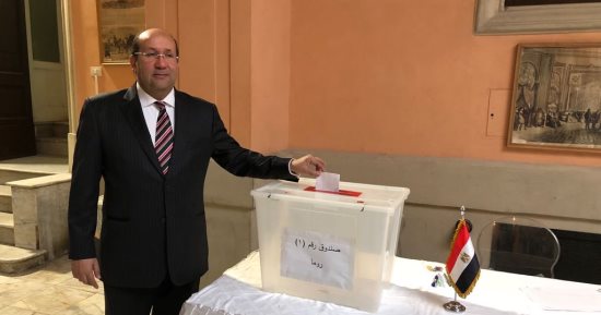 صور.. سفير مصر فى إيطاليا يدلى بصوته فى الانتخابات الرئاسية