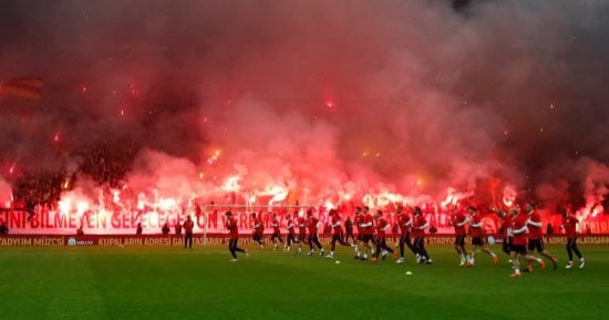 سوبر كورة.. محظورات بملاعب أمم أفريقيا.. الشمروخ × المدرج = المؤبد × السجن