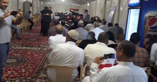 صور.. توافد كبير من المصريين للتصويت بالانتخابات فى القنصلية العامه بجدة