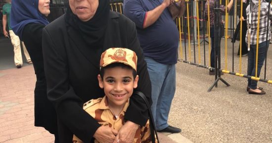 بالصور.. طفل بالزى العسكرى يشارك ناخبى الكويت أجواء التصويت