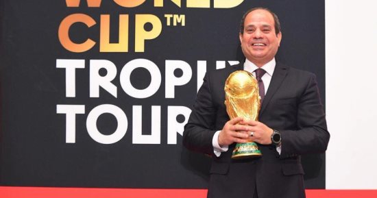 حساب الرئيس على "فيس بوك" ينشر صور استقباله لكأس العالم فى مصر