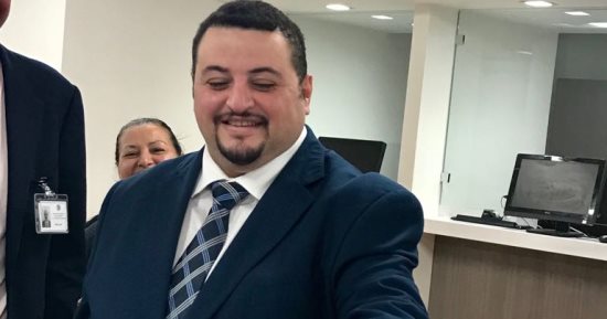 الإعلامى مايكل مورجان يدلى بصوته فى الانتخابات الرئاسية بنيويورك
