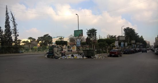 شكوى من تراكم أكوام القمامة أمام مكتبة مدينة نصر العامة.. صور