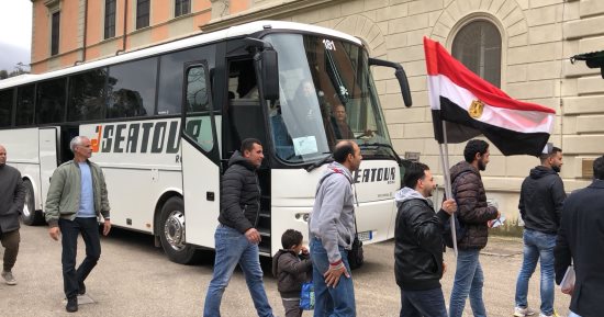فيديو وصور.. توافد أبناء الجالية المصرية بروما على السفارة للتصويت بالانتخابات