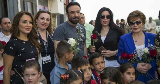 عبير صبرى ورجاء الجداوى وبوسى شلبى مع أيمن البياع فى حفل للمسنين