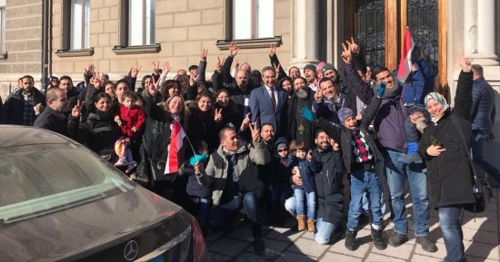 صور.. حشود مصرية أمام سفارة مصر بالسويد للمشاركة فى انتخابات الرئاسة