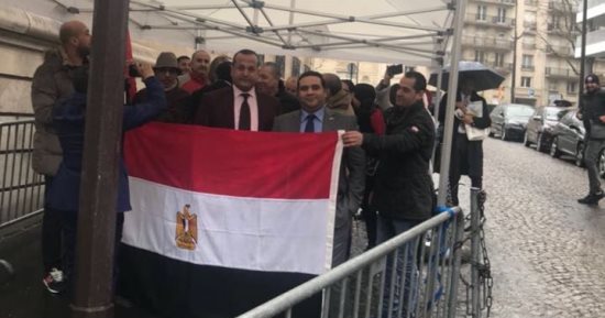 صور.. المصريون يتحدون الأمطار والطقس السيئ ويشاركون بكثافة بالانتخابات بباريس