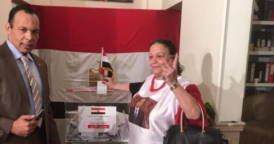 صور.. المصريون باليونان يشاركون بالانتخابات.. وسيدة تصوت مرتدية علم مصر
