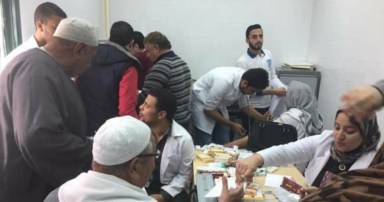 صور.. إجراء الكشف الطبى على المرضى بقرى مركز بلطيم فى كفر الشيخ مجانا