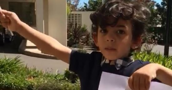 فيديو.. طفل مصرى يهتف للسيسي ويلوح بعلم مصر فى انتخابات الرئاسة بأستراليا