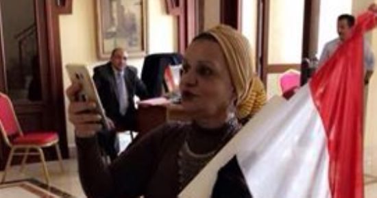 صور.. مصرية تشارك بصور أهلها من أمام اللجان بانتخابات الرئاسة فى بنيجيريا
