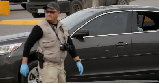 صور.. مقتل اثنين من رجال الشرطة المكسيكية بطلقات مجهولين