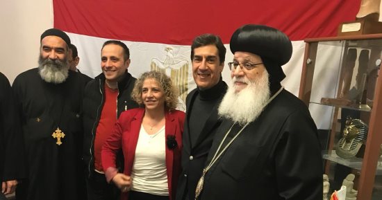 أسقف هولندا وبلجيكا يدلى بصوته فى مقر السفارة المصرية بلاهاى