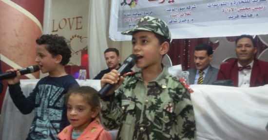 طفل يغنى "قالوا إيه" فى حفل تكريم الأم المثالية بالمنوفية